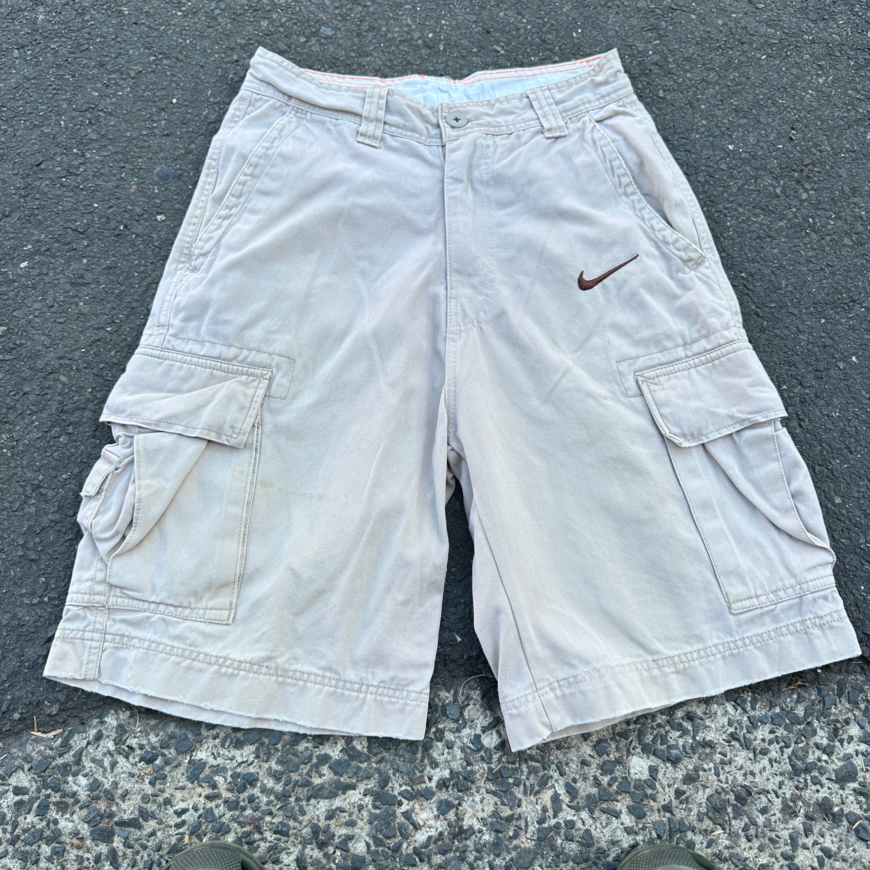 white nike cargo shorts